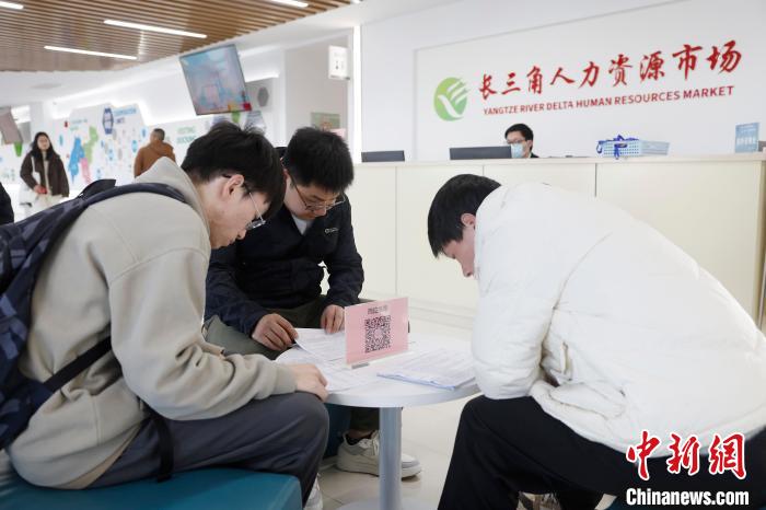 上(shang)海(hai)：2025年全國(guó)城市(shi)聯(lián)郃(he)招(zhao)聘(pin)高(gao)校畢(bi)業(yè)生(sheng)旾季(ji)專(zhuan)場(chǎng)活動(dòng)吸(xi)引(yin)求職者